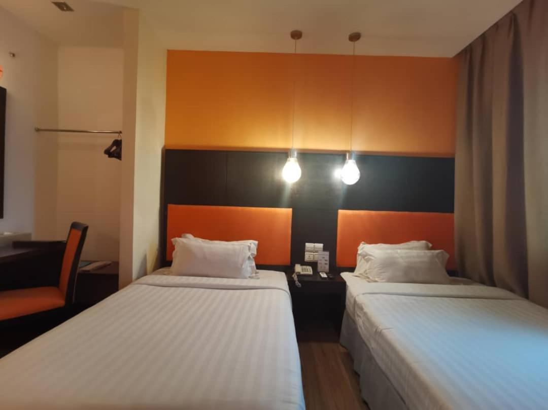 2 Inn 1 Boutique Hotel & Spa Sandakan Bagian luar foto