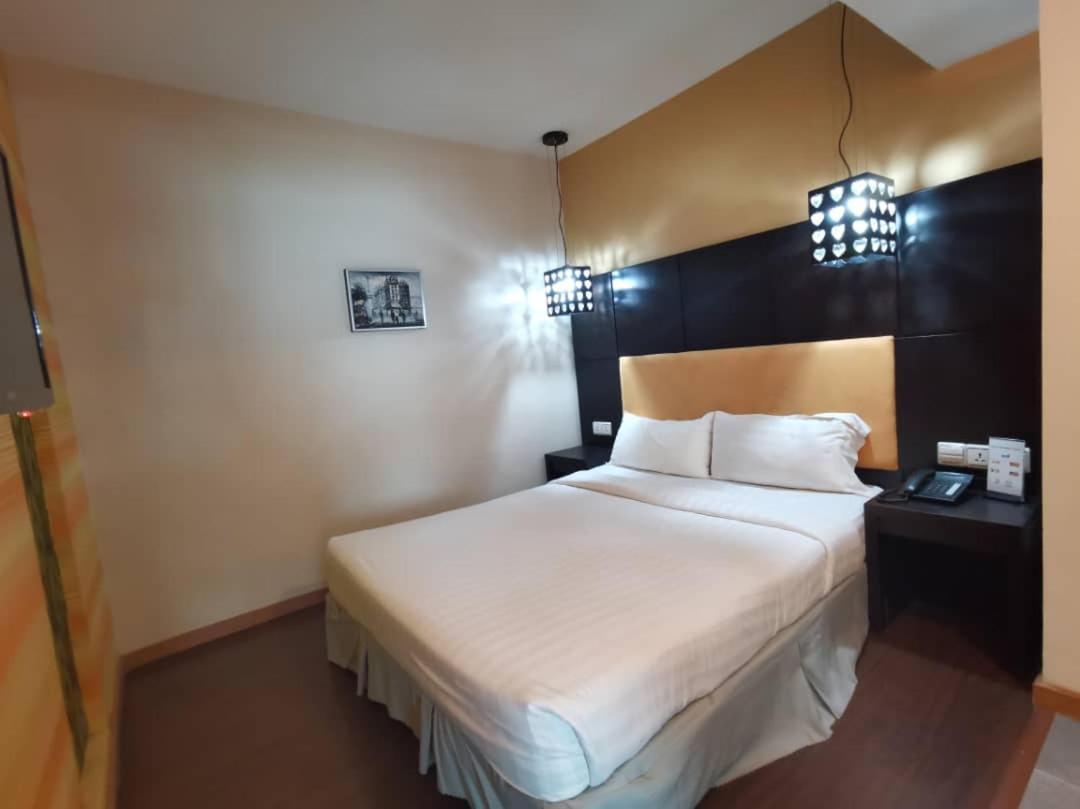 2 Inn 1 Boutique Hotel & Spa Sandakan Bagian luar foto